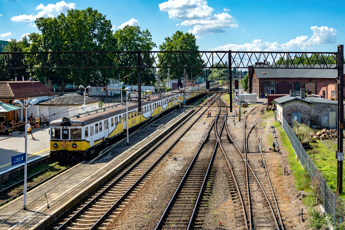 EN57-907+1103+827: Kostrzyn