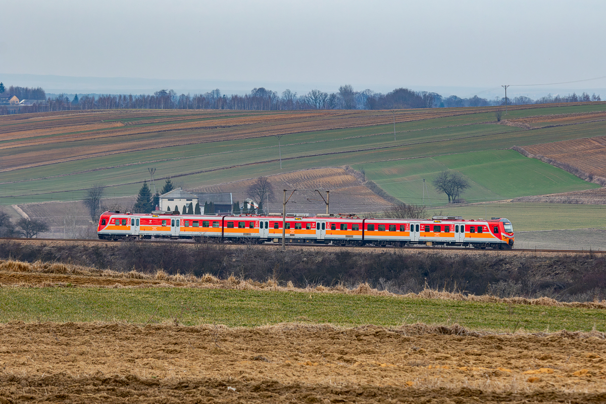 EN57ALd-2211: Charsznica - Tunel